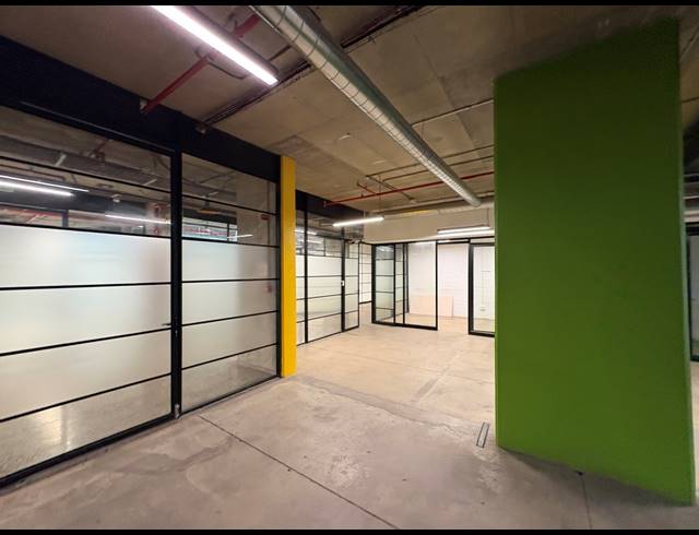 2,189M² OFFICE TO LET IN WOODSTOCK